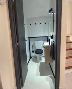 un baño con inodoro y lavabo en BUNGALOW CAMPELLO, en El Campello