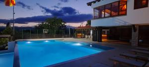 Bazén v ubytování Macedonium Luxury Villa with big pool & Jakuzzi nebo v jeho okolí