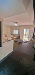 Una cocina con fregadero y una sala de estar. en BUNGALOW CAMPELLO, en El Campello