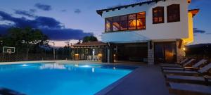 Bazén v ubytování Macedonium Luxury Villa with big pool & Jakuzzi nebo v jeho okolí