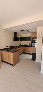 Una cocina grande con gabinetes de madera y encimera. en BUNGALOW CAMPELLO, en El Campello 16 fotos más