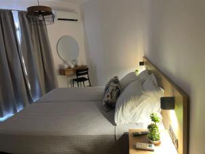 オウランオウポリにあるSENSIMAR Rooms To Letの大きなベッドと鏡のある寝室