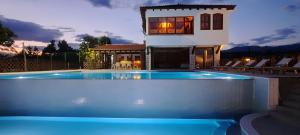 Bazén v ubytování Macedonium Luxury Villa with big pool & Jakuzzi nebo v jeho okolí