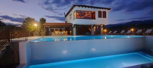 Bazén v ubytování Macedonium Luxury Villa with big pool & Jakuzzi nebo v jeho okolí