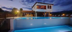 Bazén v ubytování Macedonium Luxury Villa with big pool & Jakuzzi nebo v jeho okolí