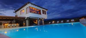 Bazén v ubytování Macedonium Luxury Villa with big pool & Jakuzzi nebo v jeho okolí