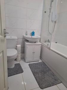 Gallery image of Sleeps 5 - 2 Bedroom House in Stoke on Trent
