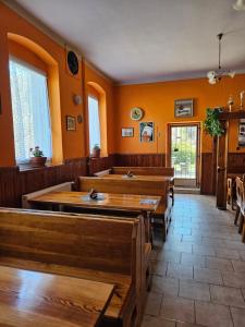 Restoran või mõni muu söögikoht majutusasutuses Guest House Pod Lesem Merklín