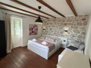 Posezení v ubytování Holiday house Pantovčak, secluded stone house with heated pool and unique view + 37 fotografií