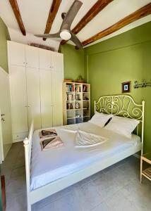 Кровать или кровати в номере Mikael Pool Villa Paliouri