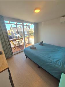 Postel nebo postele na pokoji v ubytování Welkom op Texel, kamer met balkon