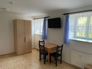 TV a/nebo společenská místnost v ubytování Apartmány J L A
