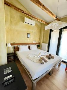 Кровать или кровати в номере Mikael Pool Villa Paliouri