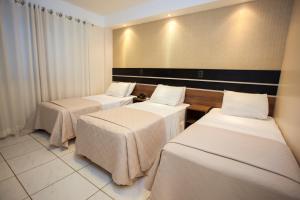 Katil atau katil-katil dalam bilik di Estoril Hotel +40 gambar