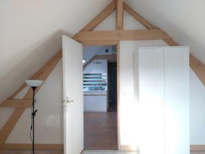 an attic room with a vaulted ceiling and white walls at Cosne-sur-Loire Appartement Centre Ville in Cosne-Cours-sur-Loire