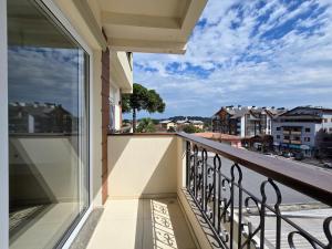 een balkon met uitzicht op een stad bij Residencial Dona Virgínia Centro in Canela