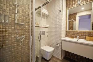 イスタンブールにあるアララト　ホテルのバスルーム(トイレ、洗面台、シャワー付)