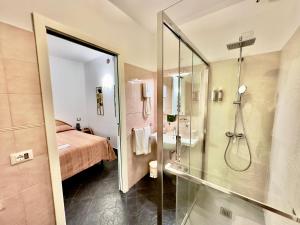 un bagno con doccia e un letto di Cinqueterre Residence a Riomaggiore