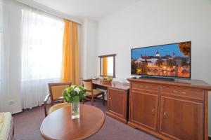 A television and/or entertainment centre at Hotel U Kaplicky