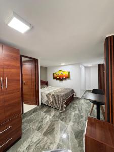 Postel nebo postele na pokoji v ubytování Hotel Monaco