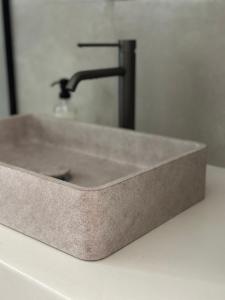 a sink with a faucet on top of a counter at Domaine de Péroline Piscine et jacuzzi in Cézac