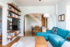 Et tv og/eller underholdning på Charming Highlands Cottage - Walk to Shops & Eats