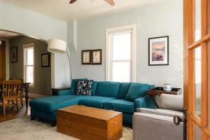 Et opholdsområde på Charming Highlands Cottage - Walk to Shops & Eats