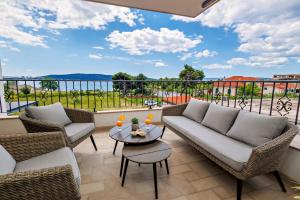 Φωτογραφία από το άλμπουμ του Villa 3D by the Sea with pool and included breakfast σε Kastela