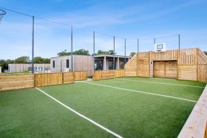 Εγκαταστάσεις για τένις ή/και σκουός στο Agréable cottage pour 5 personnes dans un parc résidentiel pour des vacances reposantes en famille ή εκεί κοντά