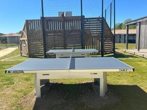 Πινγκ πονγκ στο Agréable cottage pour 5 personnes dans un parc résidentiel pour des vacances reposantes en famille ή εκεί κοντά