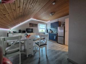Η κουζίνα ή μικρή κουζίνα στο Gemütliche Ferienwohnung Schloßblick Apartment in Geisenheim am Rhein - Rheingau +11 φωτογραφίες
