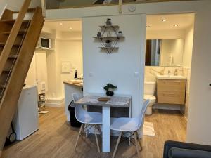 a small kitchen and bathroom with a table and chairs at Appartement Rozay en brie in Rozay-en-Brie +20 photos
