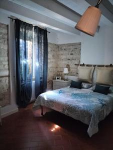 A bed or beds in a room at LA CONCHIGLIA - Sirolo Suite