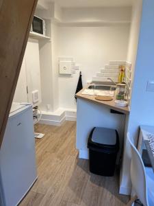 a kitchen with a island with a counter top at Appartement Rozay en brie in Rozay-en-Brie