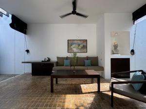 TV a/nebo společenská místnost v ubytování Calamansi Cove Villas