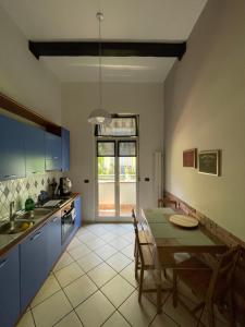 eine Küche mit Tisch und Esszimmer in der Unterkunft Casa MaVi in Neapel + 28 Fotos
