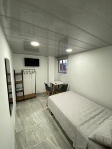 a bedroom with a bed and a table and a desk at Edificio Cardamomo - Apartaestudio 204 in Neiva