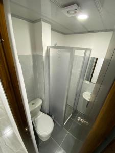a small bathroom with a toilet and a shower at Edificio Cardamomo - Apartaestudio 204 in Neiva