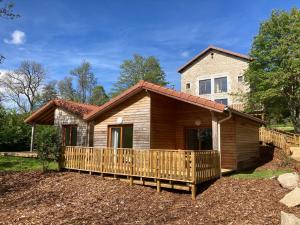 a house with a wooden fence in a yard at Le Jardin des 4M in Saint-Régis-du-Coin