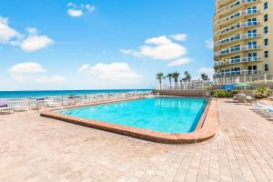 Swimmingpoolen hos eller tæt på Oceanside Pair-A-Dise - Double Room, Heated Pool & Beach Access, Free Parking