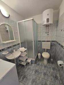 Koupelna v ubytování Apartments Sea and Pine