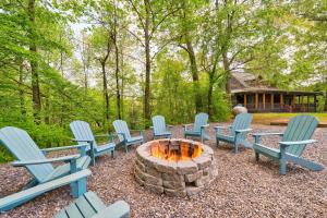 eine Gruppe blauer Stühle, die um eine Feuerstelle herum sitzen in der Unterkunft Lake Views Hot Tub Fire Pit 6bed in Morganton