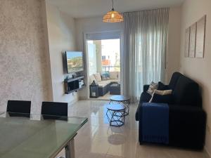 ein Wohnzimmer mit einer Couch und einem Glastisch in der Unterkunft Albatros Apartment met-golf-beach in Oliva