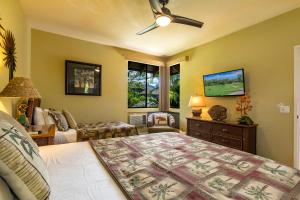 a bedroom with a bed and a living room at Grand Champions 60 by Coldwell Banker Island Vacations in Wailea +19 photos