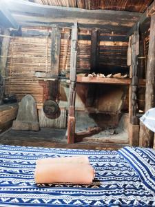 una habitación con una almohada sobre una cama en Batad Pension and Restaurant Native House, en Banaue