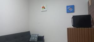 Televisyen dan/atau pusat hiburan di Espaço do Aconchego