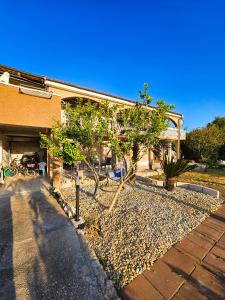 a house with a tree in front of a driveway at Stressless Nin in Nin