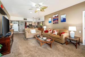 Μια τηλεόραση ή/και κέντρο ψυχαγωγίας στο Big Island Waikoloa Fairways A-109 by Coldwell Banker Island Vacations