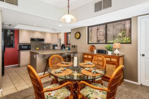 Η κουζίνα ή μικρή κουζίνα στο Big Island Waikoloa Fairways A-109 by Coldwell Banker Island Vacations