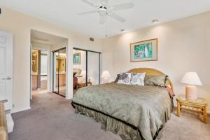 Ένα ή περισσότερα κρεβάτια σε δωμάτιο στο Big Island Waikoloa Fairways A-208 by Coldwell Banker Island Vacations +35 φωτογραφίες